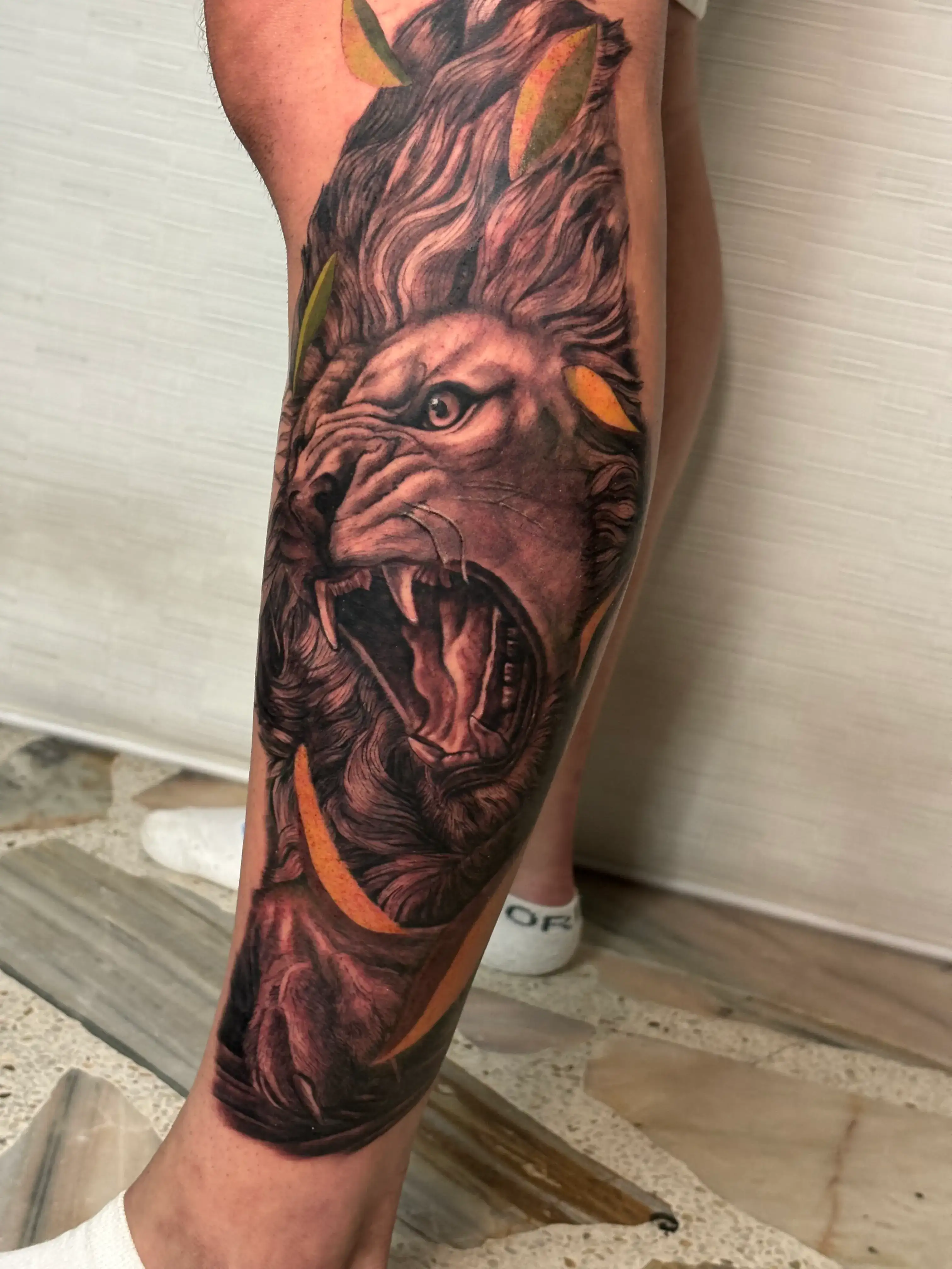 Proceso de tatuaje animal realista